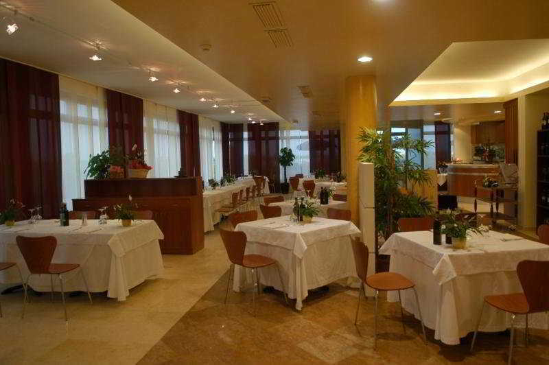 فندق فيغاسيوفي  فندق مونتيميزي المطعم الصورة